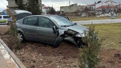 Afyonkarahisar’da iki otomobilin çarpışması sonucu yaşanan ve araçlardan birisinin savrularak