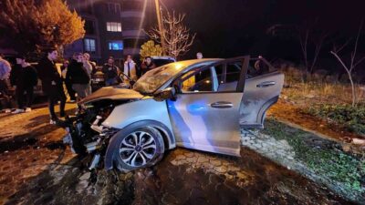 Bursa Mustafakemalpaşa’da iki otomobilin kafa kafaya çarpıştığı kazada 3 kişi