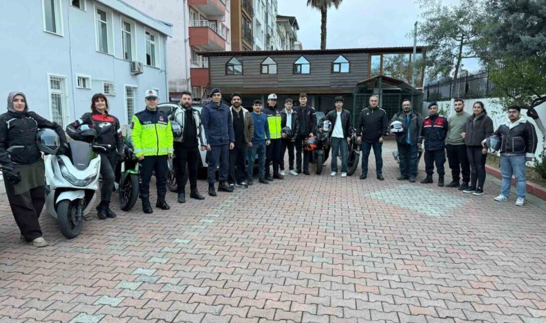 Artvin’in Hopa ilçesinde jandarma ekipleri tarafından motosiklet sürücülerine hız, kask