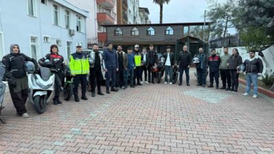 Artvin’in Hopa ilçesinde jandarma ekipleri tarafından motosiklet sürücülerine hız, kask