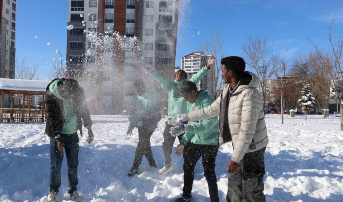 Sivas’ta eğitim gören birçok Afrikalı öğrenci, hayatlarında ilk kez karla