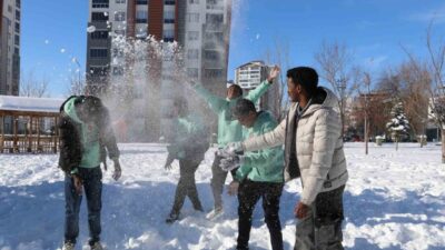 Sivas’ta eğitim gören birçok Afrikalı öğrenci, hayatlarında ilk kez karla