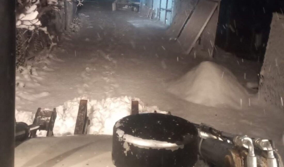 Samsun’un İlkadım ilçesinde etkili olan kar yağışı sonrası belediye ekipleri,