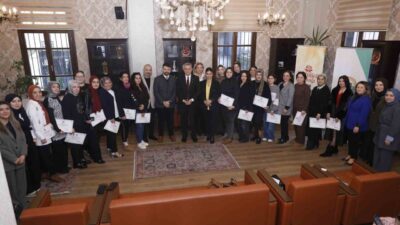 Samsun’un İlkadım Belediyesi tarafından düzenlenen eğitim programlarını başarıyla tamamlayan kursiyerler