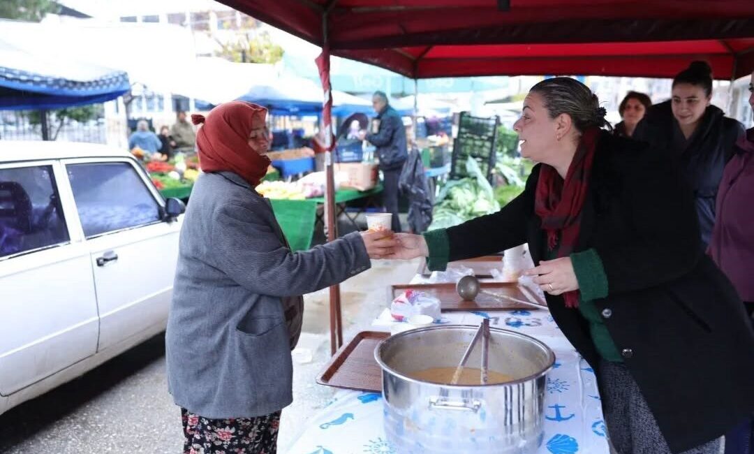 İncirliova Belediyesi, soğuk kış günlerinde Pazar Pazarı’nda esnaf ve vatandaşlara
