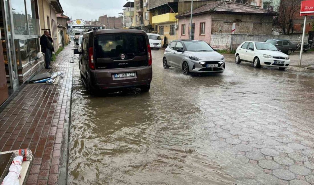 Aydın’ın İncirliova ilçesinde etkili olan sağanak yağış, günlük yaşamı olumsuz