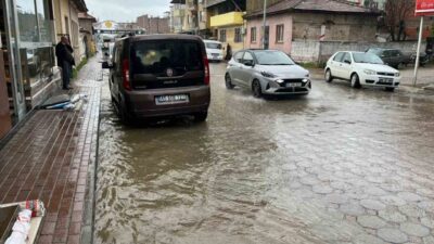 Aydın’ın İncirliova ilçesinde etkili olan sağanak yağış, günlük yaşamı olumsuz