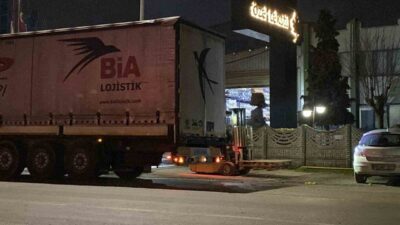 Bursa’nın İnegöl ilçesinde park halindeki TIR’ın dorsesinden düşen işçi yaralandı.