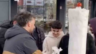 Bursa’nın İnegöl ilçesinde bir döner ustası, kar yağışını fırsata çevirerek