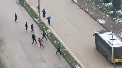 Bursa’nın İnegöl ilçesinde çocukların özel halk otobüslerine kar topu atması