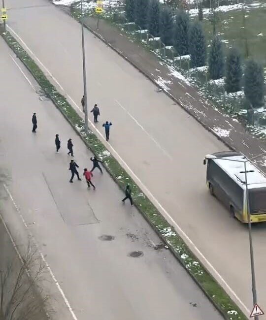 Bursa’nın İnegöl ilçesinde çocukların özel halk otobüslerine kar topu atması