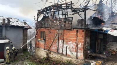 Bursa’nın İnegöl ilçesinde meydana gelen yangında tek katlı ev kül