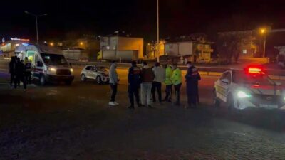 Bursa’nın İnegöl ilçesinde iki otomobilin çarpıştığı kazada, 1’i çocuk 3