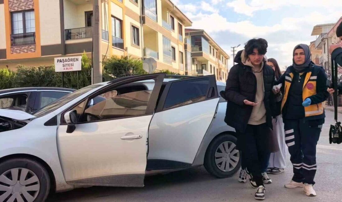 Bursa’nın İnegöl ilçesinde meydana gelen kazada 2 otomobil çarpıştı, 3