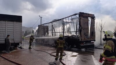 Bursa’nın İnegöl ilçesinde park halindeki sünger yüklü tır dorsesinde çıkan