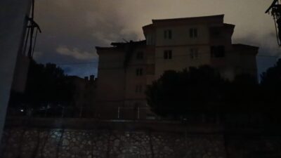 Bursa’nın İnegöl ilçesinde etkili olan şiddetli lodos, iki ayrı sitede