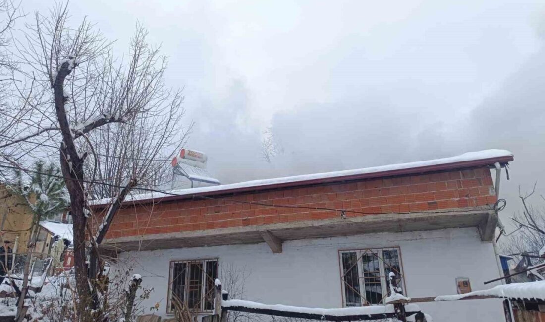 Bursa’nın İnegöl ilçesinde bulunan tek katlı evin çatısında yangın çıktı.