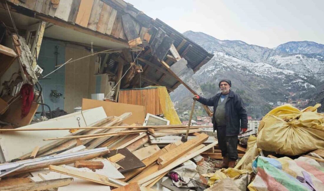 Artvin’in Borçka ilçesinde yoğun kar yağışının ardından meydana gelen toprak