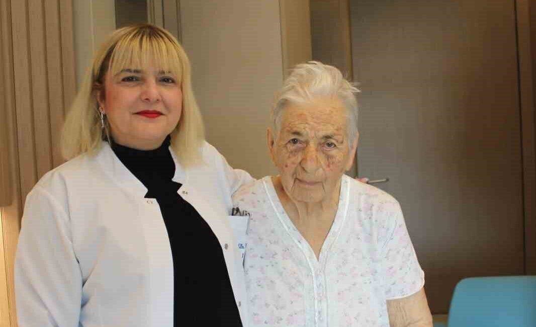 Gece yarısı felç geçiren 93 yaşındaki Ayten Sincer, uygulanan akut