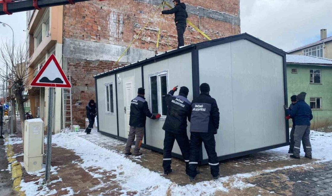 Eskişehir İnönü Belediyesi, ilçedeki çalışan vatandaşların soğukta araç beklerken üşümemeleri