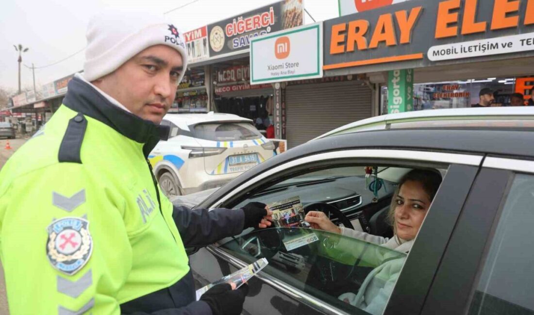 Hatay’da polis ekipleri, sürücüleri hatalı park yapmamaları konusunda bilgilendirerek broşürler
