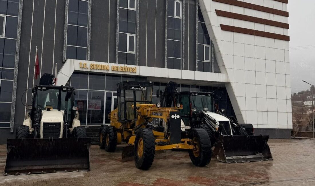 Şırnak’ın Uludere ilçesine bağlı Şenoba beldesinde belediye ekipleri, karla mücadele