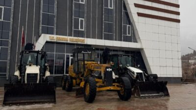 Şırnak’ın Uludere ilçesine bağlı Şenoba beldesinde belediye ekipleri, karla mücadele