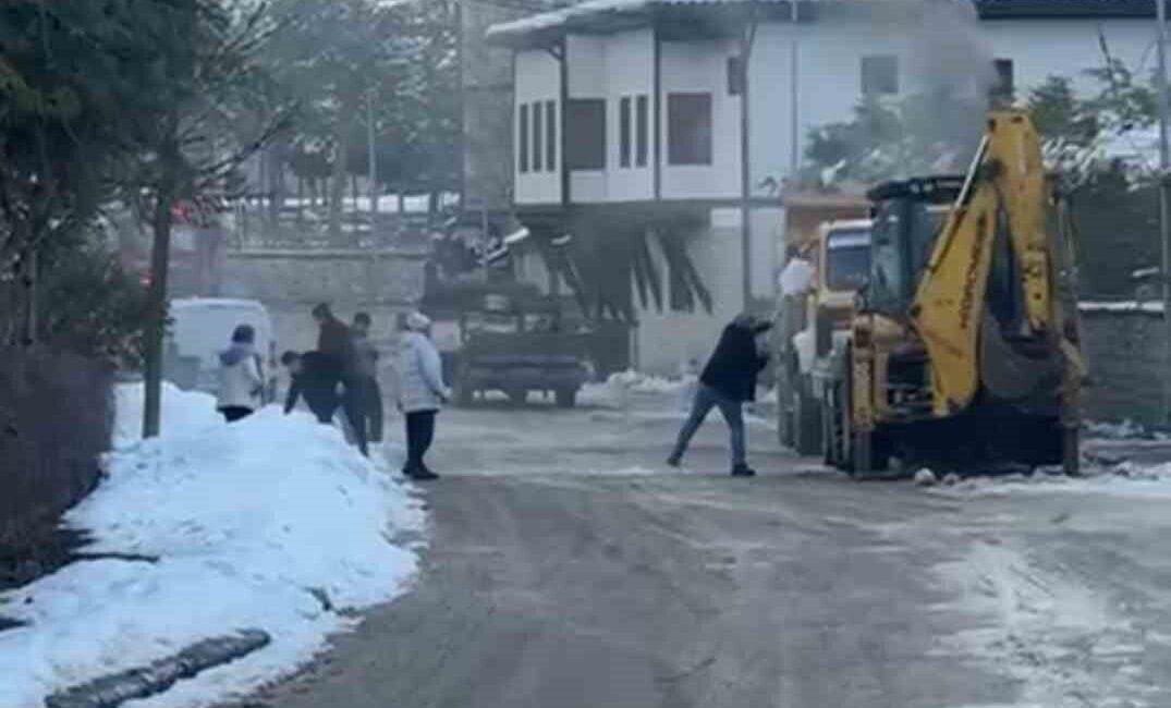 Karabük’ün Safranbolu ilçesinde bir iş makinesinde çıkan yangın itfaiye ekiplerince