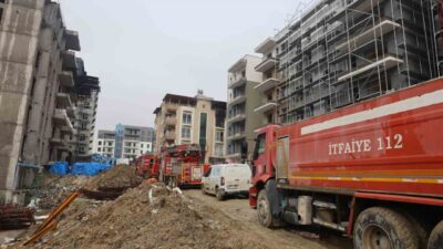 Hatay’ın Defne ilçesinde işçilerin kaldığı apartman dairesi alevlere teslim olarak