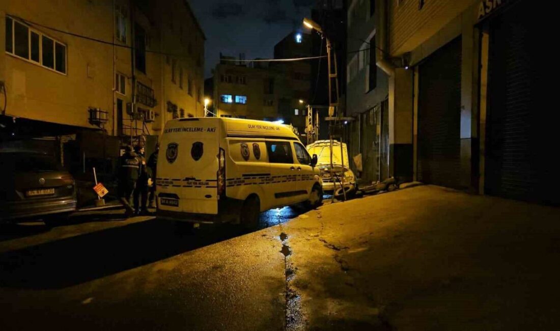 Kağıthane’de ısınmak için tamirhanenin önünde tamir için otomobile giren evsiz