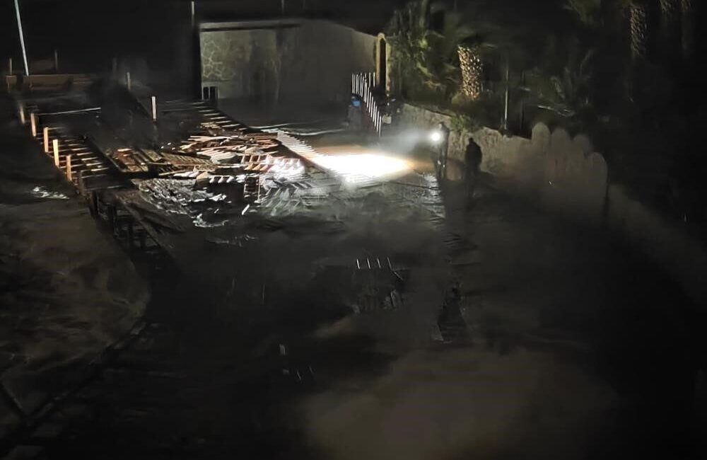 Aydın’ın Kuşadası ilçesinde iskelede çalışma yaparken fırtınada dalgaların şiddetiyle denize