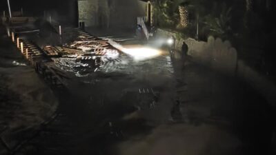 Aydın’ın Kuşadası ilçesinde iskelede çalışma yaparken fırtınada dalgaların şiddetiyle denize