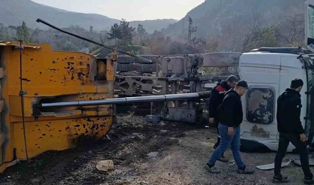 Hatay’da yük boşalttığı esnada devrilen hafriyat kamyonunun sürücüsü yaralandı. Kaza;