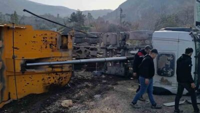 Hatay’da yük boşalttığı esnada devrilen hafriyat kamyonunun sürücüsü yaralandı. Kaza;