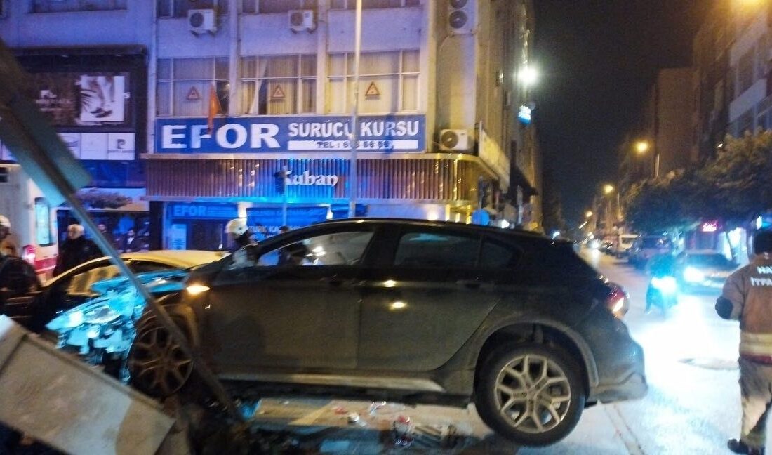 Hatay’da 2 otomobilin çarpışmasıyla yaşanan trafik kazasında 2 kişi yaralandı.