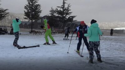 Davraz Kayak Merkezi’nde etkili olan kar yağışı özellikle zirvede kendini