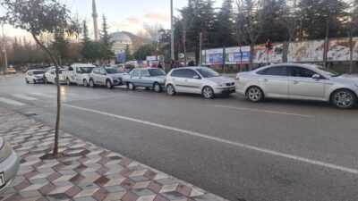 Isparta’da cadde üzerinde otomobilin ani fren yapması sonucu arkasında seyir
