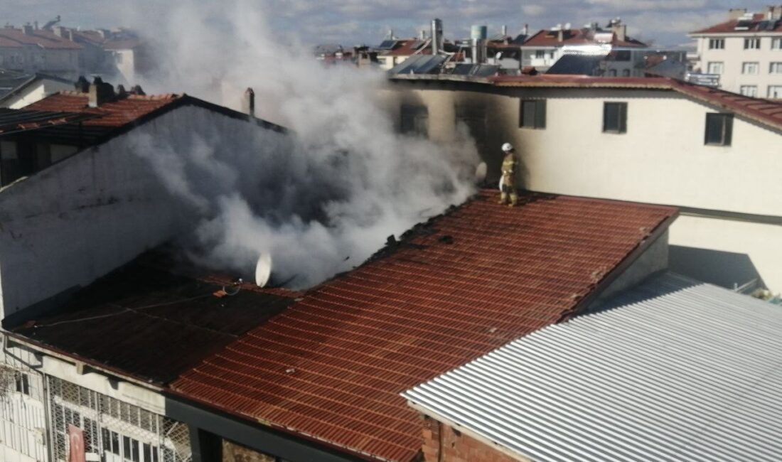 Isparta’nın Yalvaç ilçesinde bir hurda işletmesinin çatısında çıkan yangın itfaiyenin