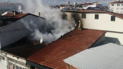 Isparta’nın Yalvaç ilçesinde bir hurda işletmesinin çatısında çıkan yangın itfaiyenin