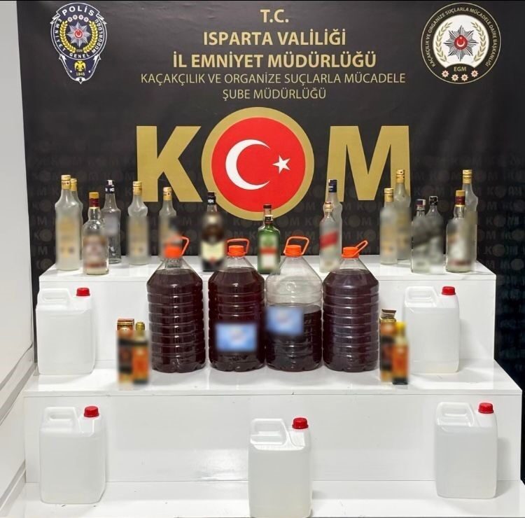 Isparta’da polis ekiplerince düzenlenen operasyonda el yapımı alkol, etil alkol