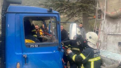 Isparta’da kamyonetle mikserin çarpışması sonucu kamyonette sıkışıp yaralanan 1 kişi,