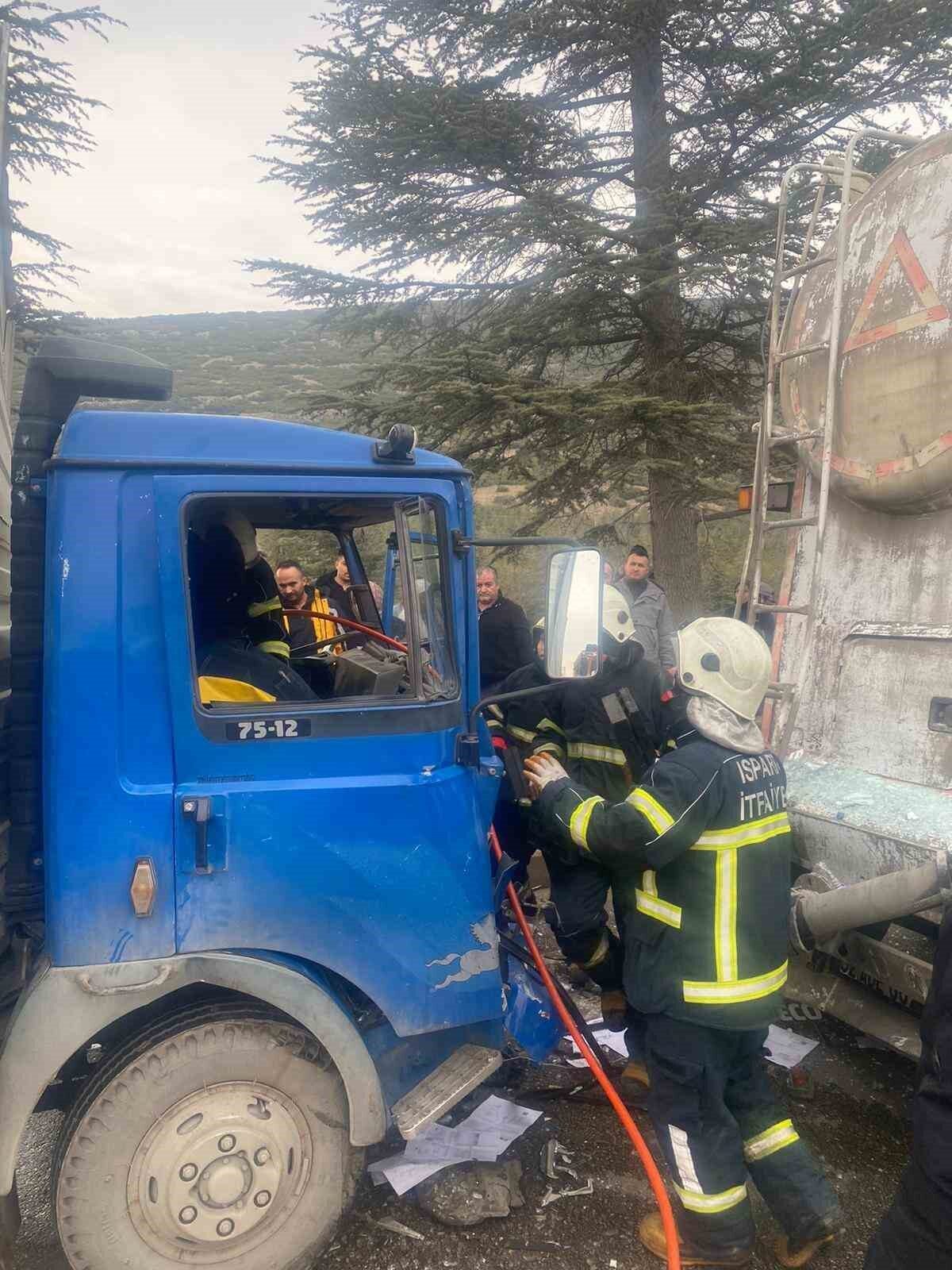 Isparta’da kamyonetle mikserin çarpışması sonucu kamyonette sıkışıp yaralanan 1 kişi,