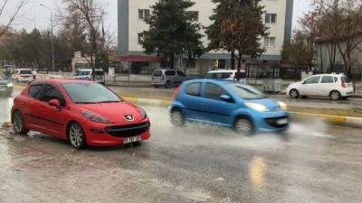 Isparta’da sağanak yağış ve kuvvetli rüzgar hayatı olumsuz etkiledi. Cadde