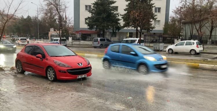 Isparta’da sağanak yağış ve kuvvetli rüzgar hayatı olumsuz etkiledi. Cadde