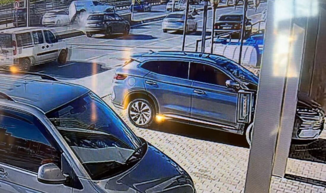 E-5 Karayolu İstanbul Esenyurt Saadetdere mevkiinde beton bariyere çarpan hafif