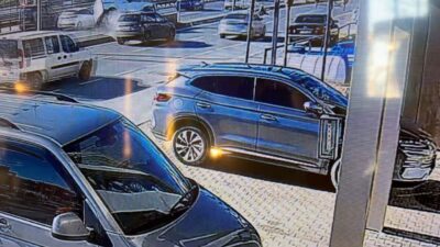 E-5 Karayolu İstanbul Esenyurt Saadetdere mevkiinde beton bariyere çarpan hafif