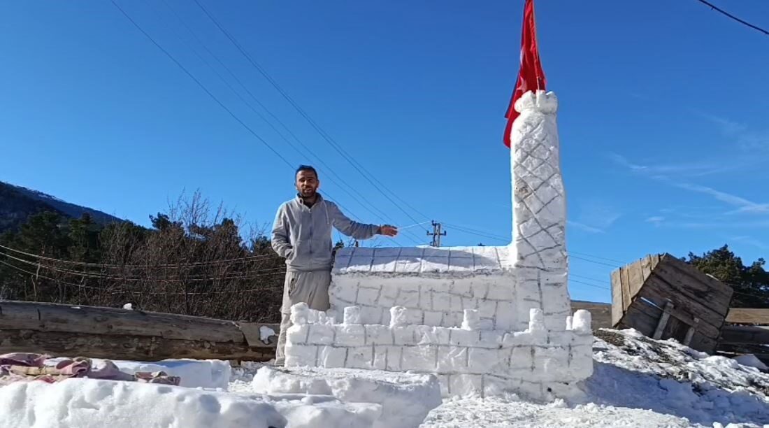 Sivas’ın ücra köyünde Kız kulesi karşısında çay içmek isteyen çocuklar,
