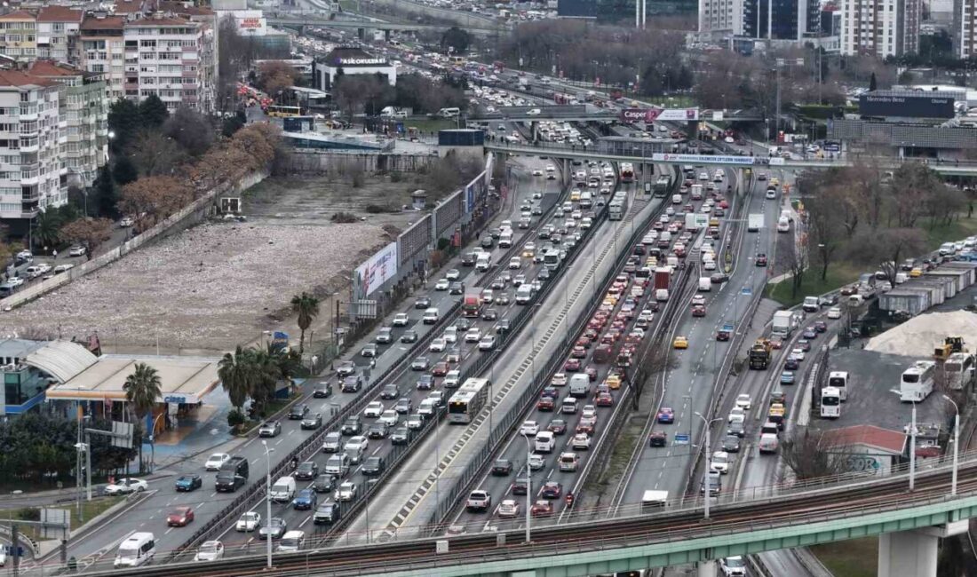 İstanbul’da okullarda ara tatilin başlamasıyla akşam saatlerinde trafik yoğunluğu yüzde
