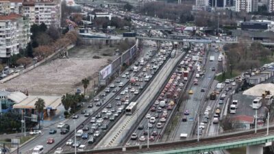 İstanbul’da okullarda ara tatilin başlamasıyla akşam saatlerinde trafik yoğunluğu yüzde
