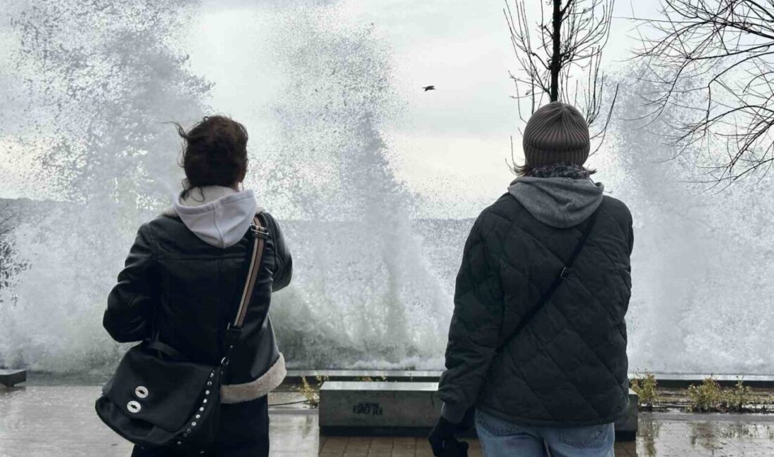 İstanbul’da etkisini sürdüren lodos nedeniyle sahil şeridinde dev dalgalar oluştu.